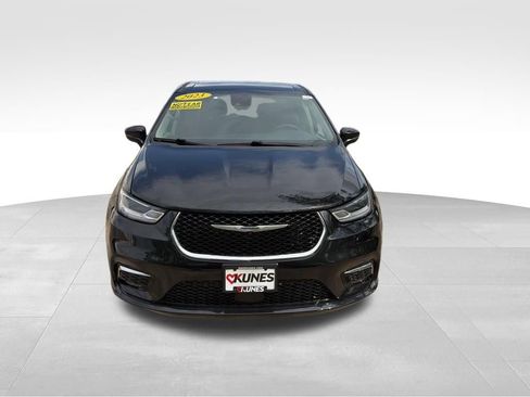 Used 2023 Chrysler Pacifica Touring-L FWD image 4
