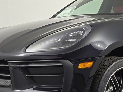 Certified 2025 Porsche Macan image 12