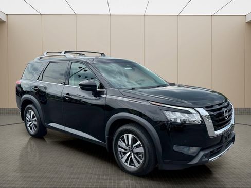 Used 2023 Nissan Pathfinder SL AWD/4WD image 2