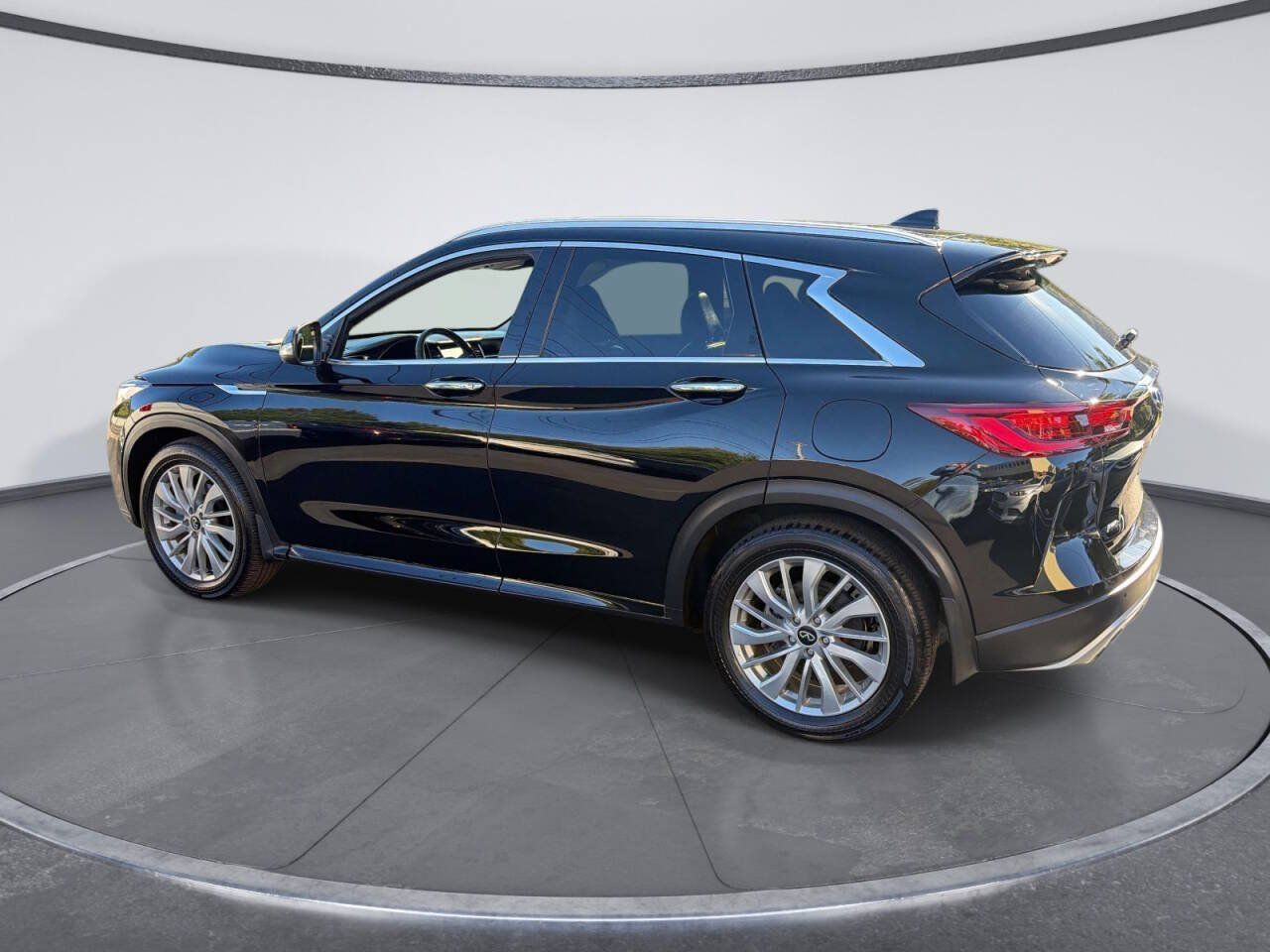 Used 2023 INFINITI QX50 Luxe AWD/4WD image 3
