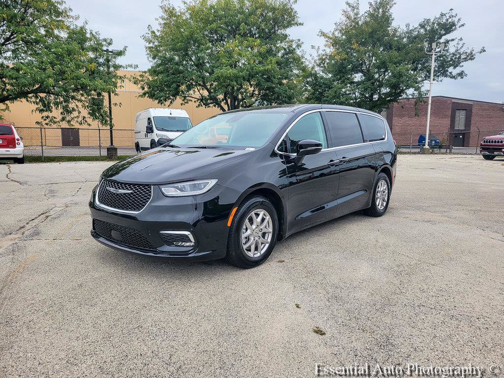 Used 2024 Chrysler Pacifica Touring-L FWD image 9
