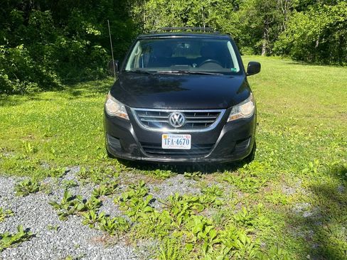 Used 2012 Volkswagen Routan SE FWD image 1
