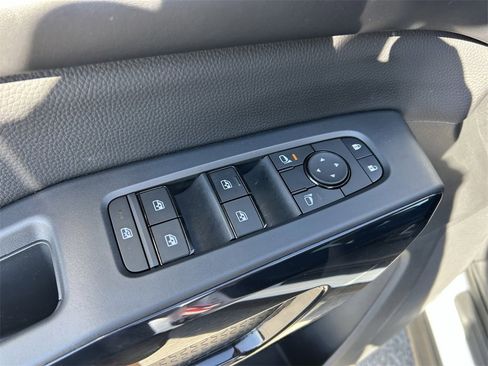 Used 2025 Nissan Pathfinder SV w/ SV Premium Package image 18