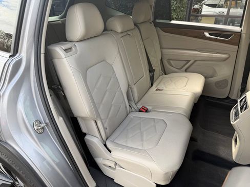 Used 2024 Volkswagen Atlas SE image 40