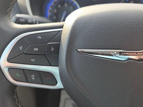 Certified 2024 Chrysler Pacifica Touring-L FWD image 33