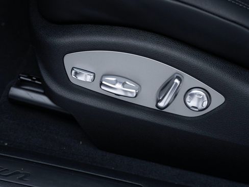 Certified 2025 Porsche Macan image 15