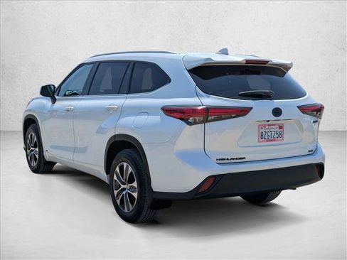 Used 2022 Toyota Highlander XLE AWD/4WD image 8