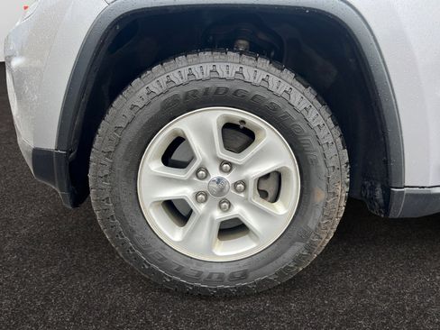 Used 2016 Jeep Grand Cherokee Laredo image 14