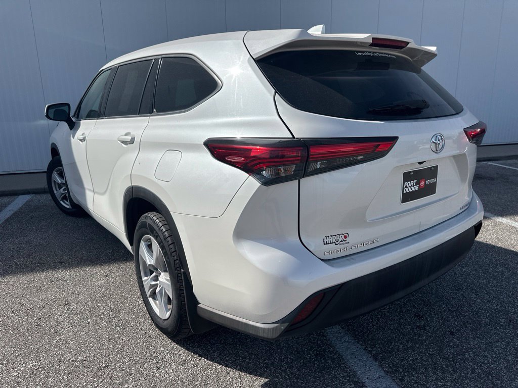Used 2021 Toyota Highlander LE AWD/4WD image 5