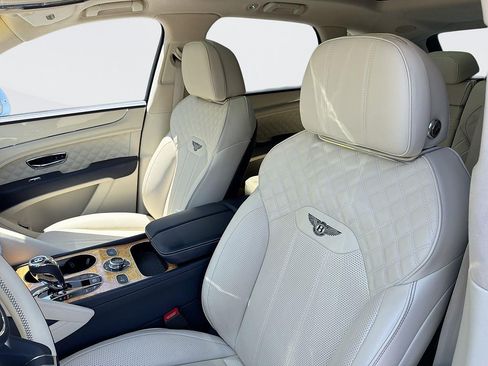 Used 2023 Bentley Bentayga Plug-In Hybrid AWD/4WD image 23