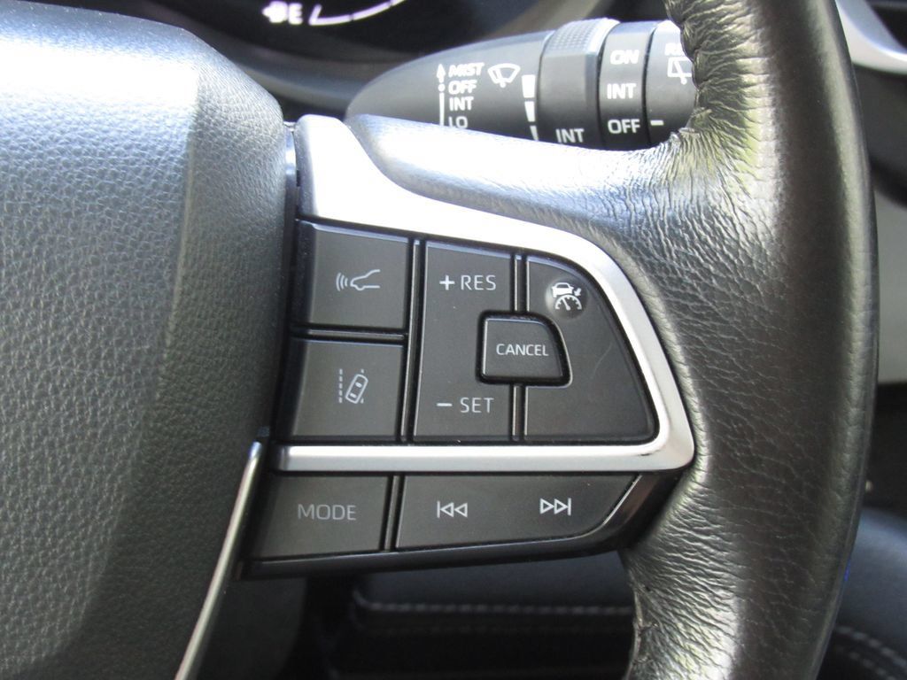 Certified 2025 Toyota Sienna XLE FWD image 29