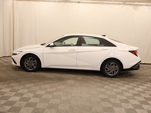 Used 2024 Hyundai Elantra SEL FWD image 2