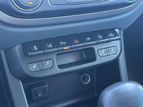 Used 2022 Chevrolet Colorado Z71 w/ Safety Package image 34