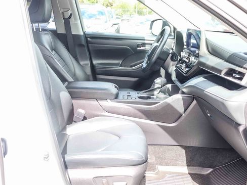 Certified 2024 Toyota Highlander XLE AWD/4WD image 20