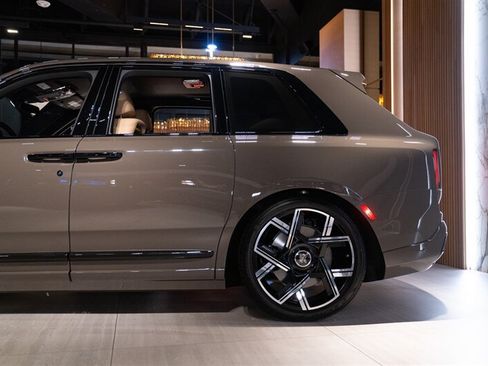 Used 2027 Rolls-Royce Cullinan Black Badge AWD/4WD image 12