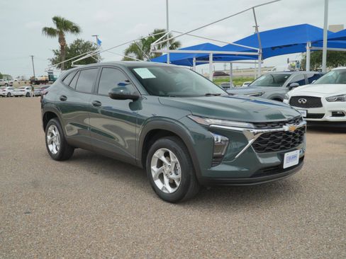 Used 2025 Chevrolet Trax LS w/ LS Convenience Package FWD image 3