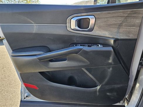 Used 2023 Kia Sorento S image 30