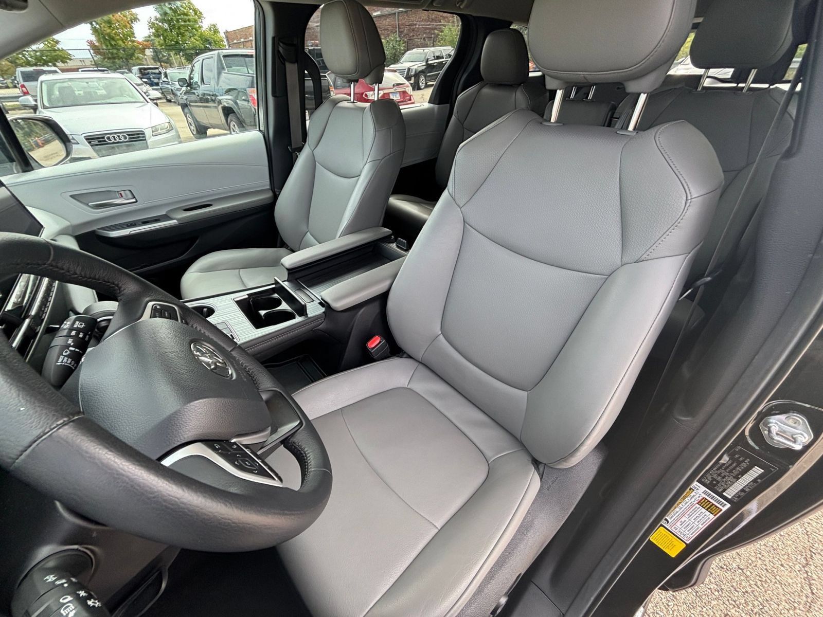 Used 2025 Toyota Sienna XLE FWD image 38