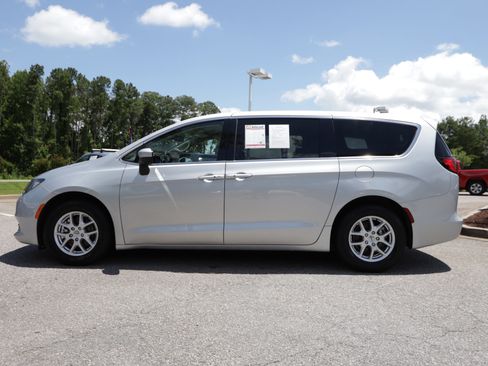 Used 2023 Chrysler Voyager LX FWD image 2