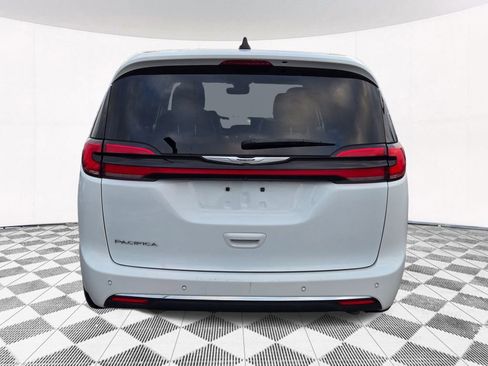Used 2023 Chrysler Pacifica Touring-L image 18