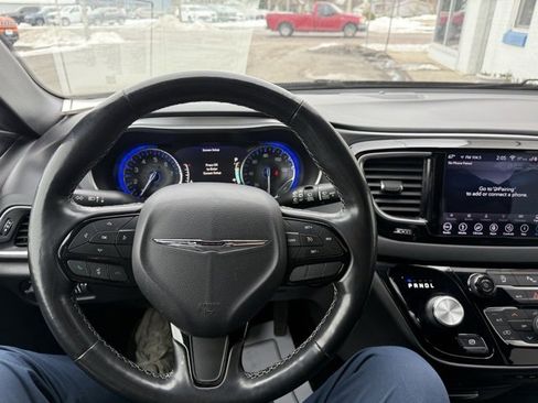 Used 2019 Chrysler Pacifica Touring-L Plus w/ S Appearance Package image 16