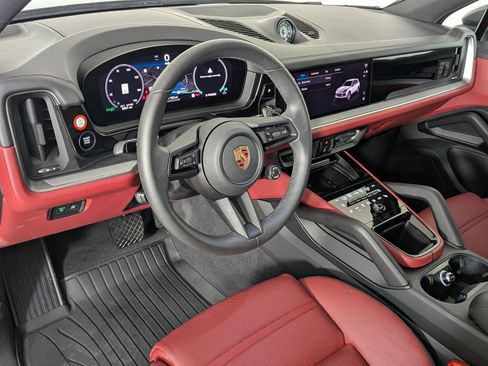 Certified 2025 Porsche Cayenne E-Hybrid AWD/4WD image 4