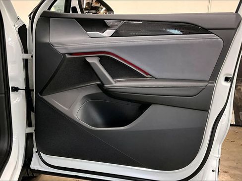 Used 2025 Volkswagen Tiguan SE w/ Panoramic Sunroof Package image 27