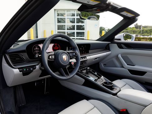 Used 2025 Porsche 911 Carrera image 24
