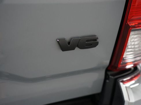 Used 2020 Toyota Tacoma SR5 RWD image 11