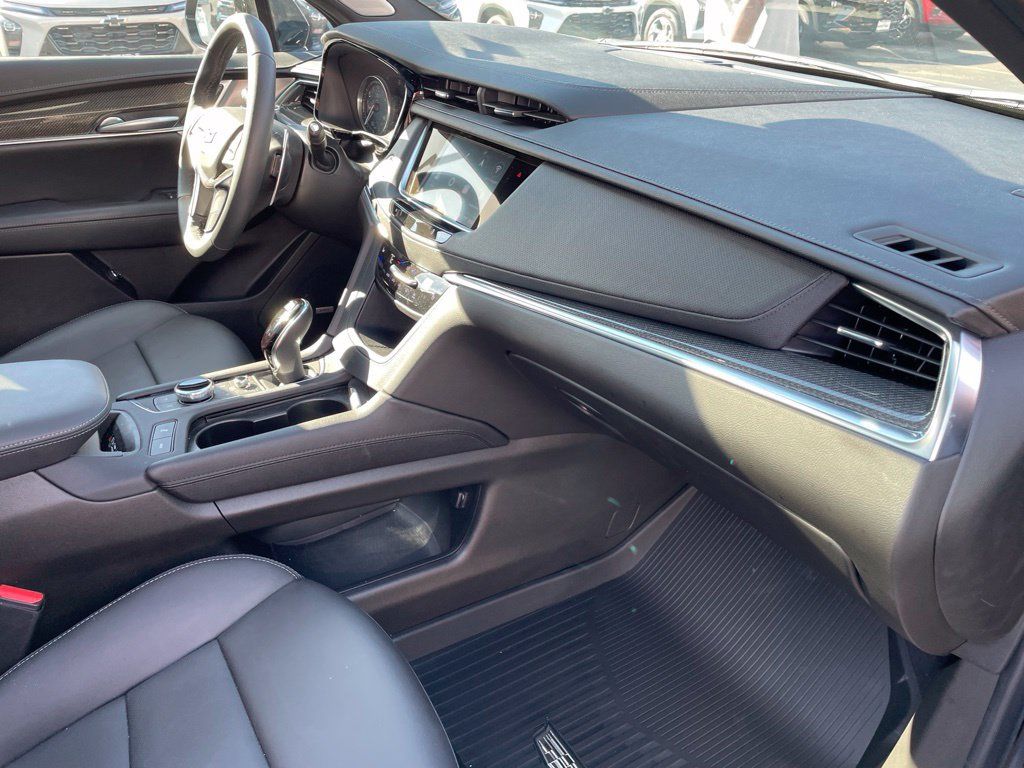 Used 2025 Cadillac XT5 Sportv w/ LPO, Bronce Accent Package AWD/4WD image 10