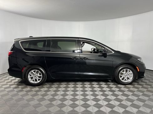 Certified 2024 Chrysler Pacifica Touring-L image 5