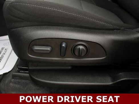 Used 2023 Chevrolet Traverse LT image 3