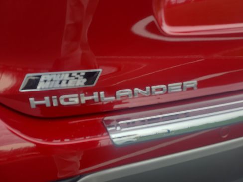 Certified 2025 Toyota Highlander Platinum image 30