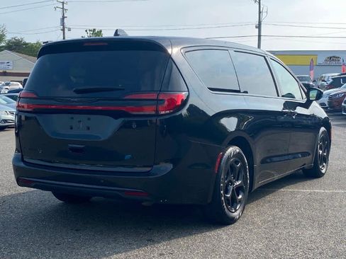 Used 2023 Chrysler Pacifica Limited w/ Uconnect Theater Family Group image 4