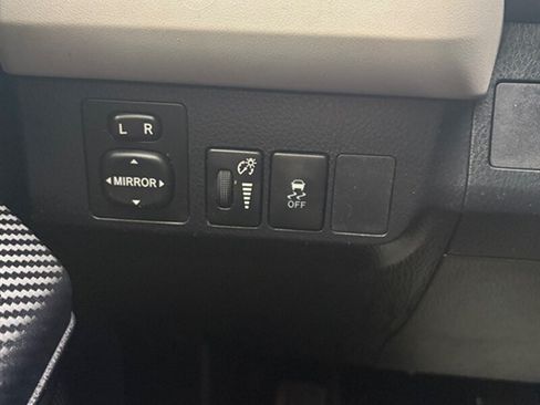 Used 2013 Toyota RAV4 LE FWD image 17