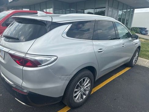 Used 2022 Buick Enclave Essence FWD image 2