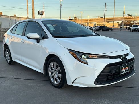 Used 2023 Toyota Corolla LE image 3
