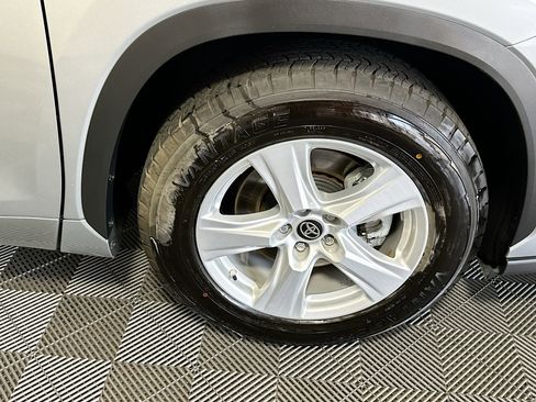 Used 2023 Toyota Highlander LE image 11