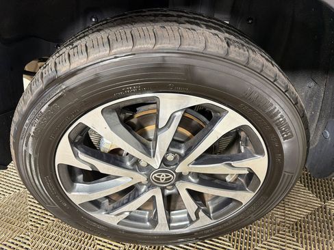 Used 2024 Toyota Corolla Cross XLE AWD/4WD image 17