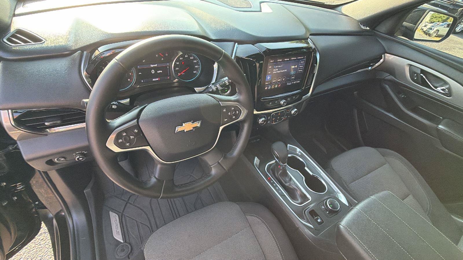 Used 2023 Chevrolet Traverse LT FWD image 3