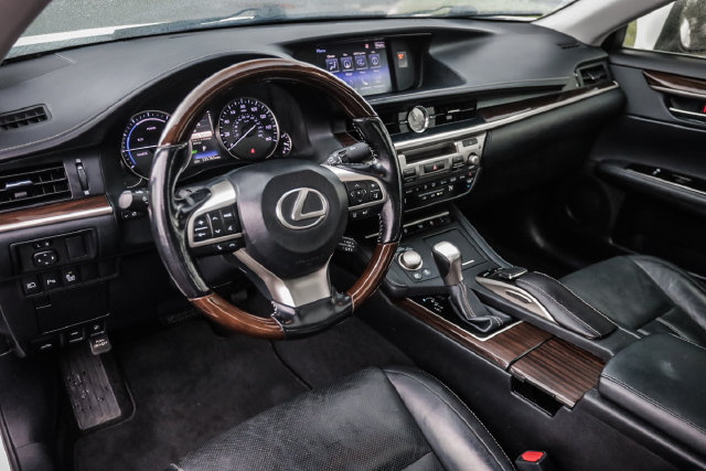Used 2016 Lexus ES 300h w/ Luxury Package w/Wood Trim FWD image 44