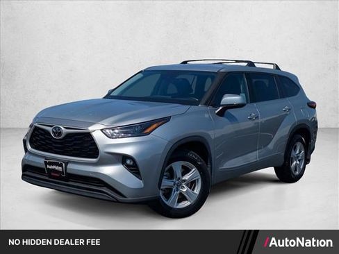 Used 2022 Toyota Highlander LE FWD image 1