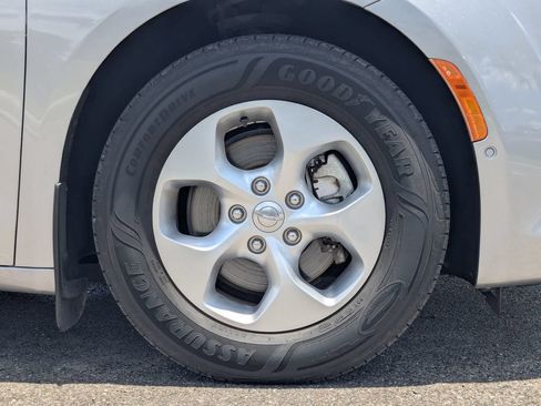 Used 2017 Chrysler Pacifica Touring-L Plus w/ Advanced Safetytec Group FWD image 13