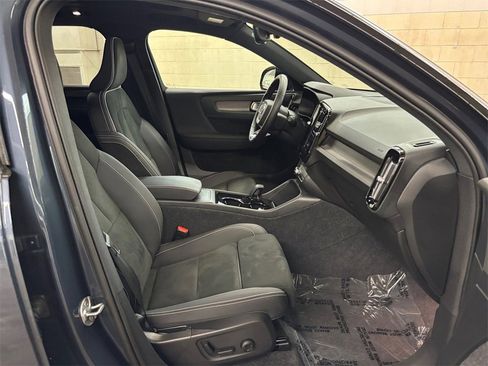 Certified 2022 Volvo XC40 P8 Recharge Plus image 19