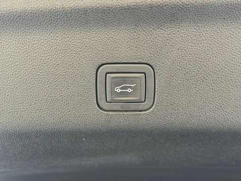 Used 2025 GMC Yukon Denali image 6