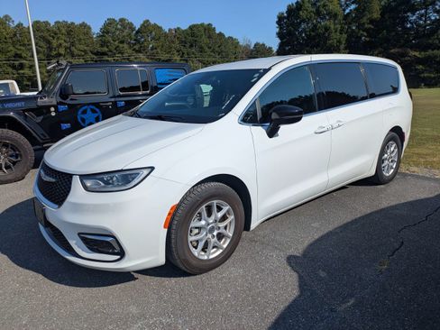 Used 2025 Chrysler Pacifica Select FWD image 2