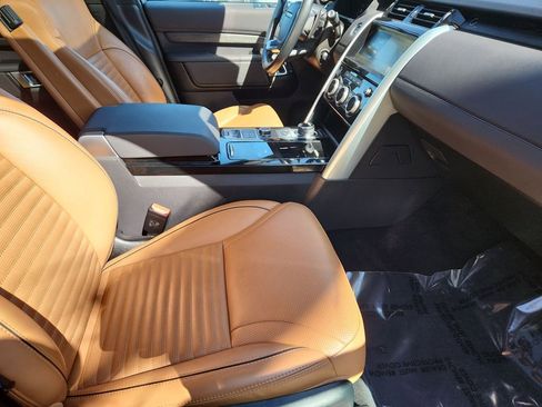 Used 2018 Land Rover Discovery HSE image 3