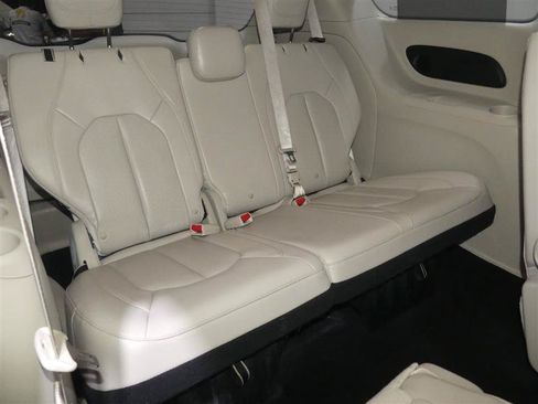 Used 2018 Chrysler Pacifica Touring-L Plus w/ Advanced Safetytec Group FWD image 25