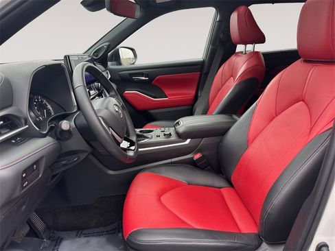 Used 2023 Toyota Highlander XSE image 9