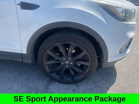 Used 2017 Ford Escape SE w/ SE Sport Appearance Package image 3